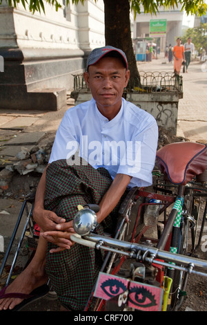 Myanmar, Burma, Yangon. Fahrrad-Rikscha-Fahrer. Stockfoto