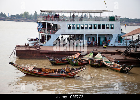 Myanmar, Burma, Yangon. Boote auf dem Yangon-Fluß. Stockfoto