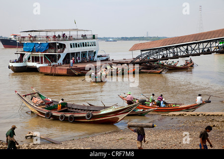 Myanmar, Burma, Yangon. Bootsverkehr auf dem Yangon-Fluß. Stockfoto