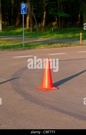 Verkehr Kegel auf dem Parkplatz für Menschen mit Behinderungen Stockfoto