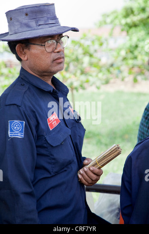 Myanmar, Burma, Yangon. Übereinstimmen Sie Mann hält Sie Tally für Hafenarbeiter-Sticks. Stockfoto