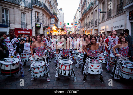 Mitglieder des Arbeitskreises Batala Samba führen während der Fête De La Musique in Nantes, Frankreich, 21. Juni 2012. Stockfoto