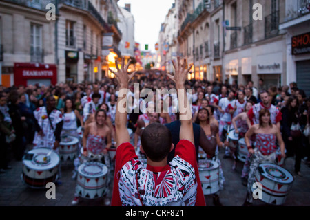 Mitglieder des Arbeitskreises Batala Samba führen während der Fête De La Musique in Nantes, Frankreich, 21. Juni 2012. Stockfoto