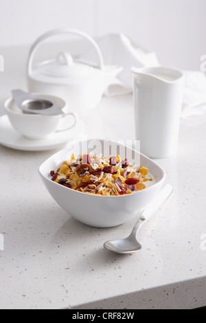 Schüssel mit Müsli am Frühstückstisch Stockfoto
