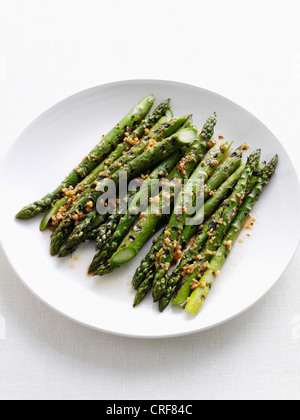 Nahaufnahme von Teller mit Spargel Stockfoto