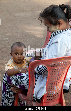 Myanmar, Burma, Yangon. Burmesisch-Mutter und Sohn. Die Mutter trägt Thanaka Paste im Gesicht als kosmetische Sonnenschutzmittel. Stockfoto