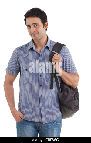 Porträt von lächelnden jungen Mann mit Hand in der Tasche Stockfoto