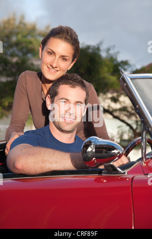Porträt von ein schönes und glückliches junges Paar im Auto Stockfoto