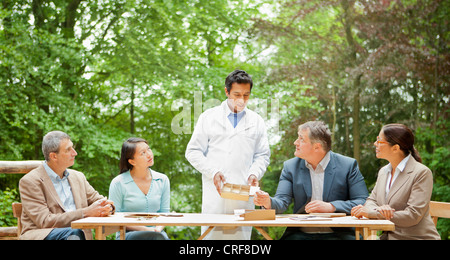 Wissenschaftler sprechen in treffen Stockfoto