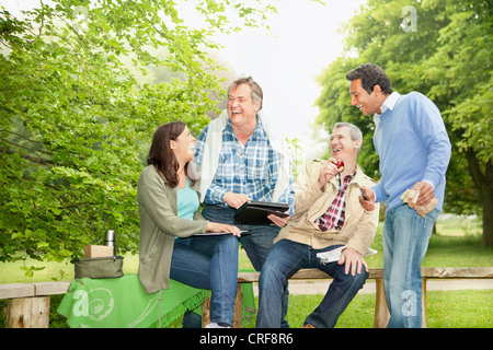 Tablet-Computer im Park mit Freunden Stockfoto