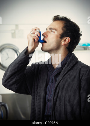 Menschen mit Asthma-Inhalator Stockfoto