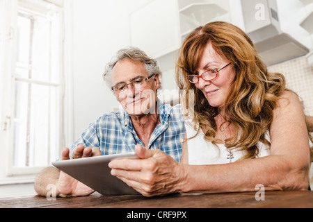 Älteres Ehepaar mit Tablet-PC Stockfoto