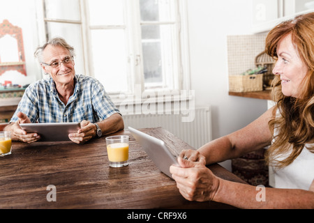 Älteres Ehepaar mit Tablet-PCs Stockfoto
