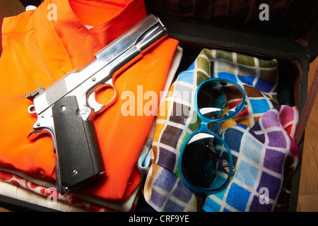 Pistole und Sonnenbrillen in Koffer Stockfoto