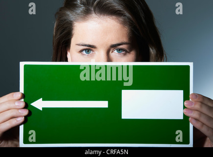 Frau mit Schild mit Quadrat Stockfoto