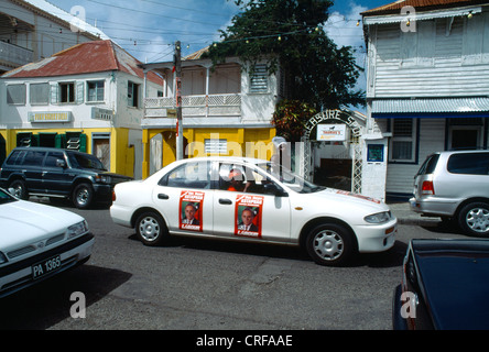 Basseterre, St. Kitts Auto mit politischen Plakaten zu Wahlzeiten Stockfoto
