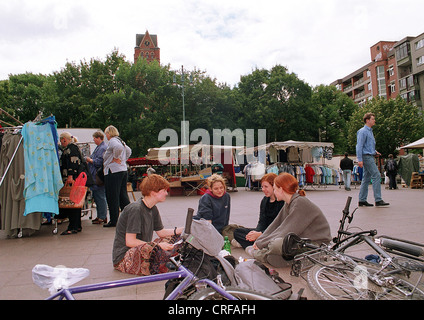 Maedchengruppe sitzen auf dem Winterfeldplatz, Berlin, Deutschland Stockfoto