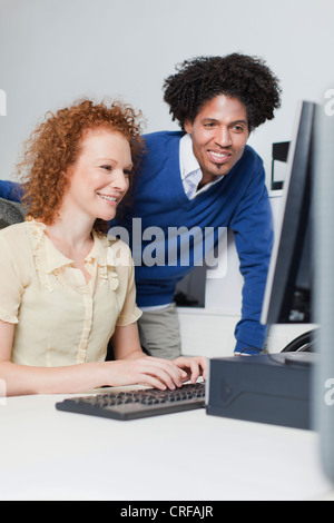 Geschäftsleute, die am Computer arbeiten Stockfoto