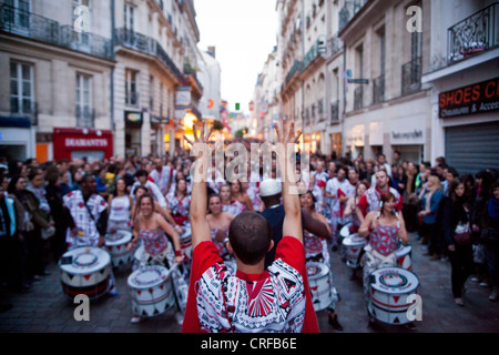 Mitglieder des Arbeitskreises Batala Samba führen während der Fête De La Musique in Nantes, Frankreich, 21. Juni 2012. Stockfoto