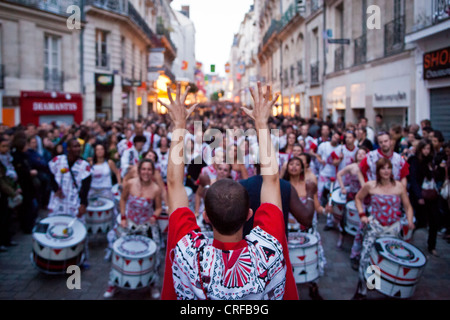 Mitglieder des Arbeitskreises Batala Samba führen während der Fête De La Musique in Nantes, Frankreich, 21. Juni 2012. Stockfoto