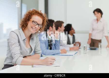 Geschäftsfrau, die Notizen in Meetings Stockfoto