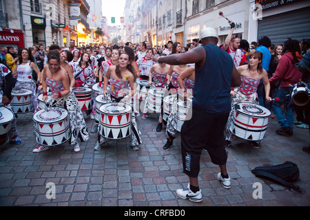 Mitglieder des Arbeitskreises Batala Samba führen während der Fête De La Musique in Nantes, Frankreich, 21. Juni 2012. Stockfoto