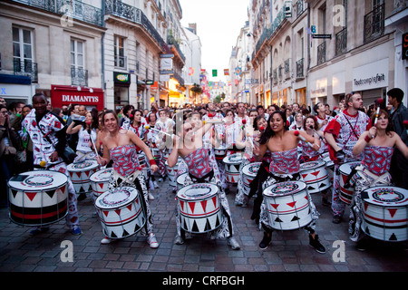 Mitglieder des Arbeitskreises Batala Samba führen während der Fête De La Musique in Nantes, Frankreich, 21. Juni 2012. Stockfoto