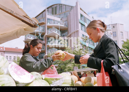 Obst- und Gemuesemarkt Winterfeld Platz in Berlin, Deutschland Stockfoto