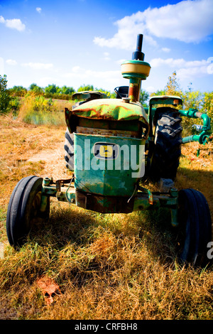 Alte verlassene und beschädigt Traktor auf einem Feld. Stockfoto