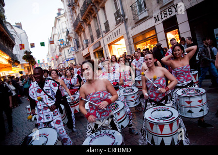 Mitglieder des Arbeitskreises Batala Samba führen während der Fête De La Musique in Nantes, Frankreich, 21. Juni 2012. Stockfoto