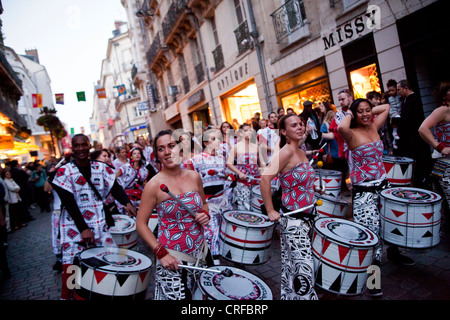 Mitglieder des Arbeitskreises Batala Samba führen während der Fête De La Musique in Nantes, Frankreich, 21. Juni 2012. Stockfoto