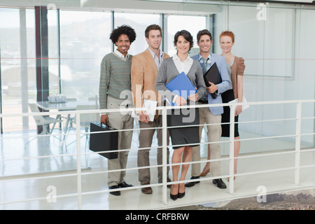 Geschäftsleute, die lächelnd im Büro Stockfoto