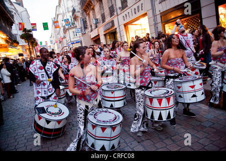 Mitglieder des Arbeitskreises Batala Samba führen während der Fête De La Musique in Nantes, Frankreich, 21. Juni 2012. Stockfoto