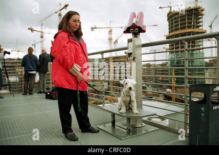 Berlin, Deutschland, ein Tourist mit einem Hund auf der Aussichtsplattform des Info-box Stockfoto