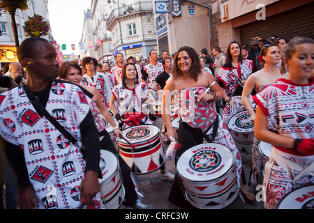 Mitglieder des Arbeitskreises Batala Samba führen während der Fête De La Musique in Nantes, Frankreich, 21. Juni 2012. Stockfoto