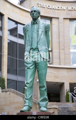 Statue von Donald Dewar gespielt zuerst immer zuerst dienen Glasgow Schottland, Vereinigtes Königreich Stockfoto