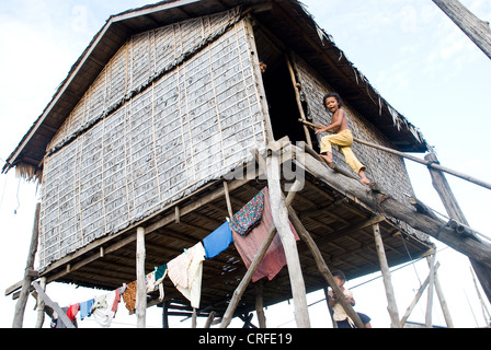 Stelzenhaus vom Flussufer Kompong Chhnang Kambodscha Stockfoto