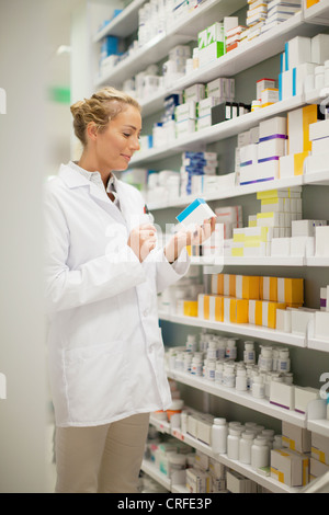 Apotheker Medikamente auf Regal durchsuchen Stockfoto