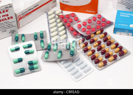 Eine Sammlung von Antibiotika In Kisten und In Blister-Packungen Stockfoto