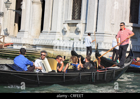 Musiker und Sänger in Venedig Gondel Serenade Stockfoto