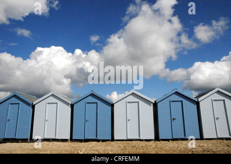 Eine Reihe von Strandhütten am Strand von Charmouth, Dorset, UK. Stockfoto