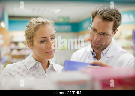 Apotheker helfen Patienten im store Stockfoto