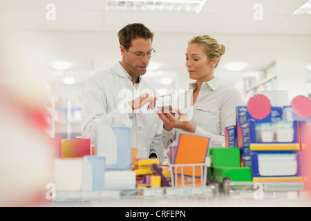 Apotheker helfen Patienten im store Stockfoto