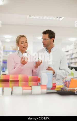 Apotheker helfen Patienten im store Stockfoto