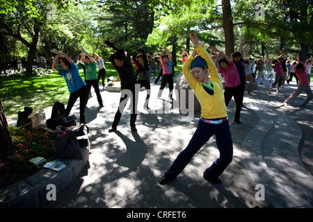 Menschen nehmen ihre Morgen Tai Chi Chuan trainieren Sie im Zizhuyuan Park (lila Bambuspark) in Peking, China. Stockfoto