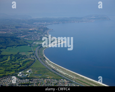 North Wales Coast nr Abergele, Colwyn Bay, blickt die A55 und Great Orme in der Ferne zeigen Stockfoto