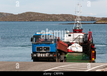 Die "Ernte-Anne", einem kleinen Roll-on / Roll-off Fähre für Ferguson Transport am Ardmhor Steg auf der Insel Barra. Stockfoto