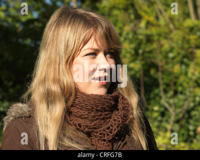 Norwegische Frau In ihren Zwanzigern stehen im Garten Stockfoto