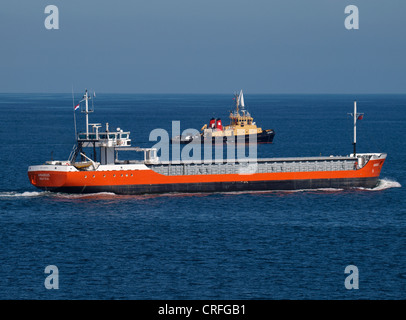 Frachtschiff Amadeus und Schlepper Boot vorsichtig SD, Cornwall, UK Stockfoto