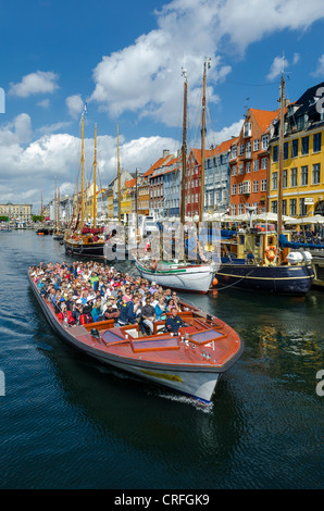 Kopenhagen, Dänemark: Touristen auf Tour Boot in Nyhavn Harbour Waterfront Stockfoto